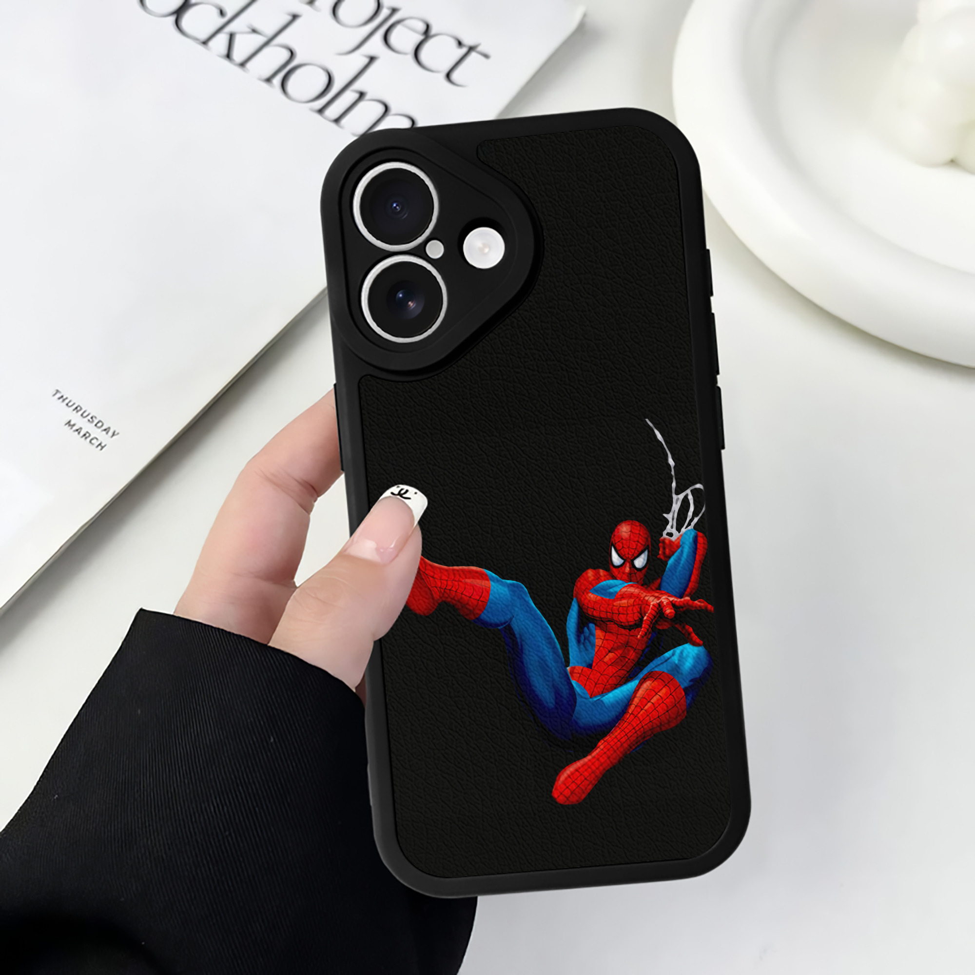 Spider Man スパイダーマン 【iPhone 16シリーズ対応】シリコンスマホケース（レザー調） 材質：シリコン